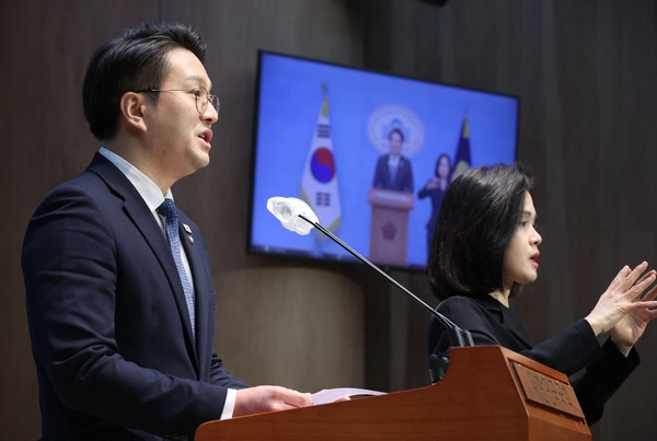 더불어민주당 전용기 의원이 14일 오전 서울 여의도 국회 소통관에서 이날 자신에 대한 제명촉구 결의안이 제출된 것과 관련 입장을 발표하고 있다. 2025.1.14 /연합뉴스