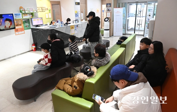 최근 독감(인플루엔자)이 유행하고 있는 가운데 9일 오전 수원시내 한 소아청소년과가 환자들로 북적이고 있다. 2025.1.9 /최은성기자 ces7198@kyeongin.com