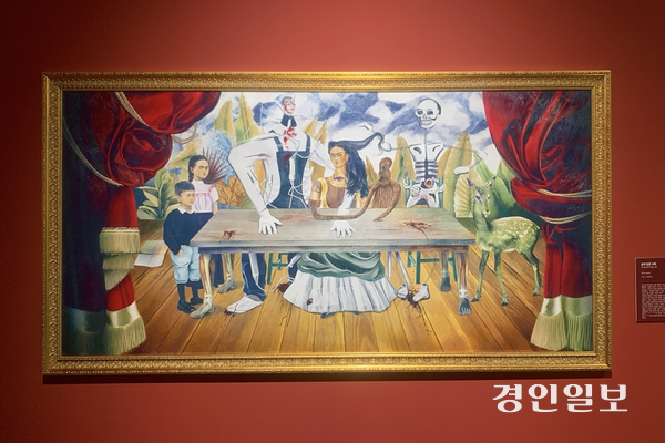 프리다 칼로 레플리카 작품 ‘상처 입은 식탁’(1940). 2025.1.10 /유혜연기자 pi@kyeongin.com