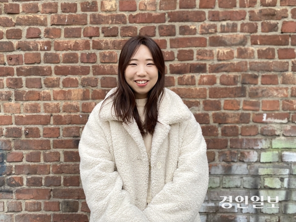 지난 13일 오후 칠면초처럼 붉은색 벽돌의 오래된 건물에 자리한 서울 문래동의 한 카페에서 만난 뮤지션 이아노. 2025.1.13 /박경호기자 pkhh@kyeongin.com