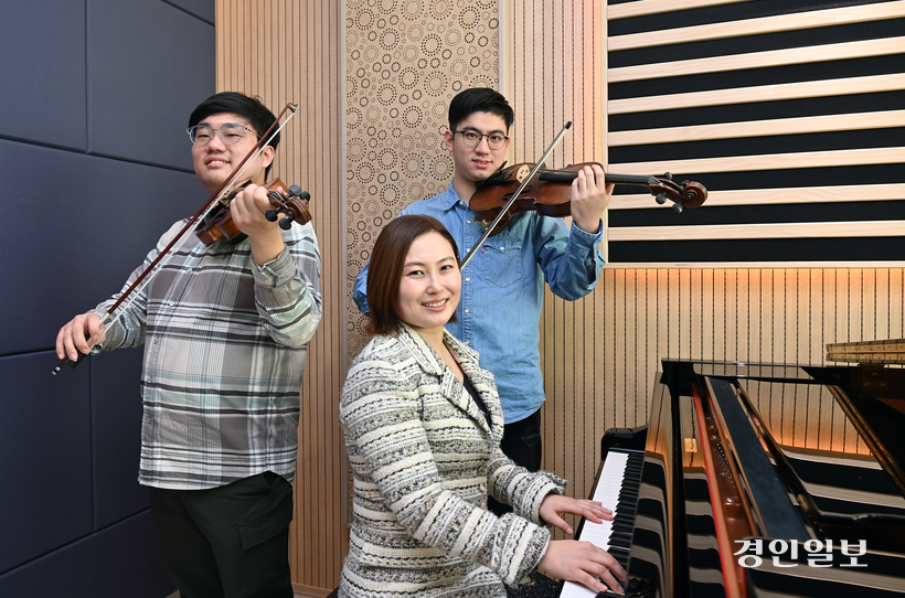 지난 8일 오전 서울 서초구 예술의전당 인근 로데아트센터 연습실에서 만난 ‘미라클 앙상블’ 바이올리니스트 박준형(왼쪽)과 비올리스트 김윤세(오른쪽) 단원이 권은경 무카(MUCA) 대표와 연주 시범을 보이고 있다. 2025.1.8 /김용국기자 yong@kyeongin.com