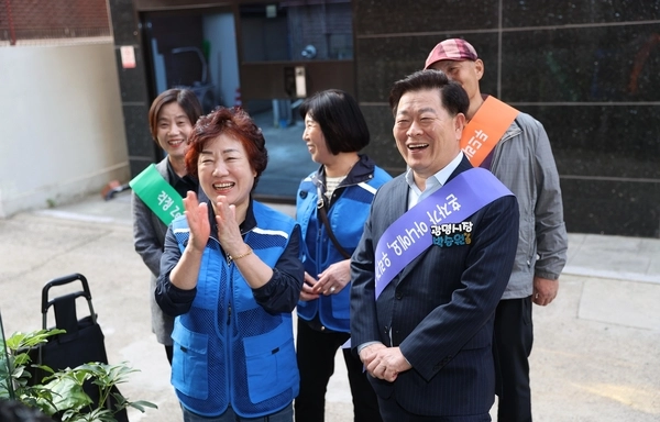 박승원 광명시장은 지난해 10월 광명4동 지역사회보장협의체의 반찬배달사업 ‘사랑의 두드림’에 참여해 홀몸 어르신, 저소득층 가구에 반찬을 전달했다. /광명시 제공