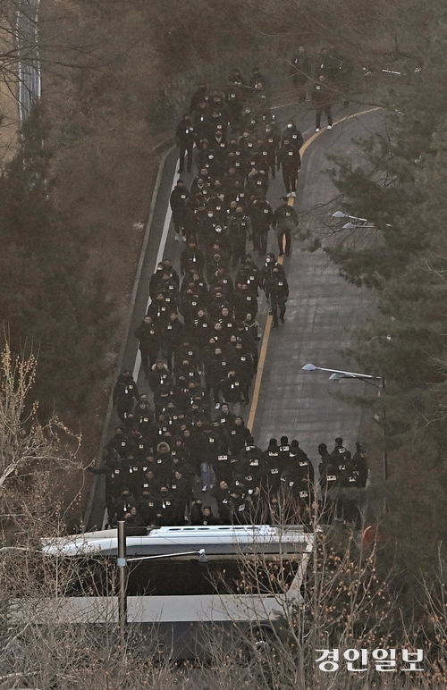 윤석열 대통령을 체포한 고위공직자범죄소사처와 경찰 병력이 15일 오전 서울 용산구 한남동 관저에서 나오고 있다. 2025.1.15 조재현기자 jhc@kyeongin.com