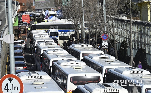 공조수사본부가 내란 우두머리 혐의로 윤석열 대통령의 체포영장을 집행한 15일 오전 서울 용산구 한남동 대통령 관저 인근에서 경찰 버스가 대기하고 있다. 2025.1.15 /이지훈기자 jhlee@kyeongin.com