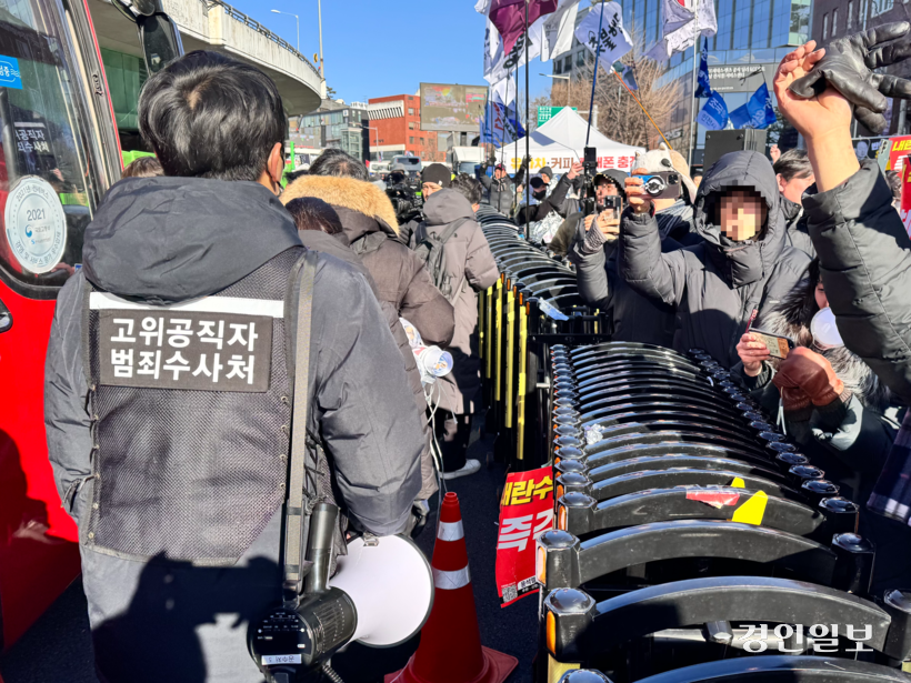 15일 오전 서울 용산구 한남동 윤석열 대통령 관저 인근에서 대통령 체포영장 집행에 성공한 고위공직자범죄수사처 관계자들이 보이자 윤 대통령 체포·탄핵 촉구 집회 참가자들이 환호하고 있다. 2025.1.15 /한규준기자 kkyu@kyeongin.com