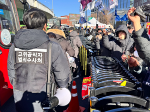 “이겼다” “분하다” 대통령 체포 소식에 한남동 관저 앞 희비