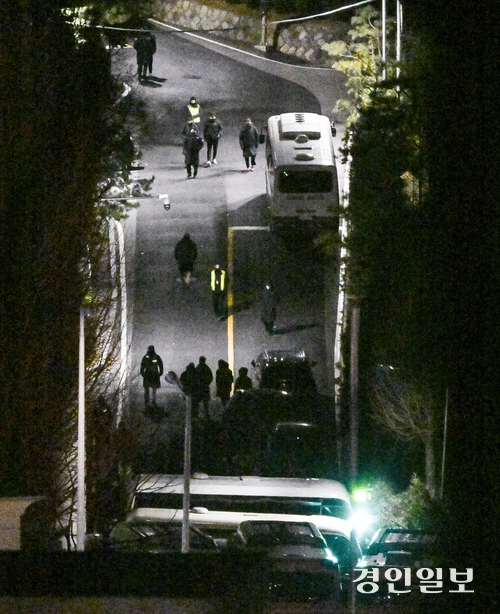 공조수사본부가 내란 우두머리 혐의로 윤석열 대통령의 체포영장을 집행한 15일 새벽 서울 용산구 한남동 대통령 관저 경내에서 경호처 관계자들이 이동하고 있다. 2025.1.15 /이지훈기자 jhlee@kyeongin.com