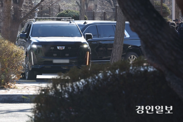 윤석열 대통령 체포영장 집행이 진행된 15일 오전 윤 대통령이 탑승한 차량이 과천시 정부과천청사 고위공직자범죄수사처 청사로 들어서고 있다. 2025.1.15 /최은성기자 ces7198@kyeongin.com