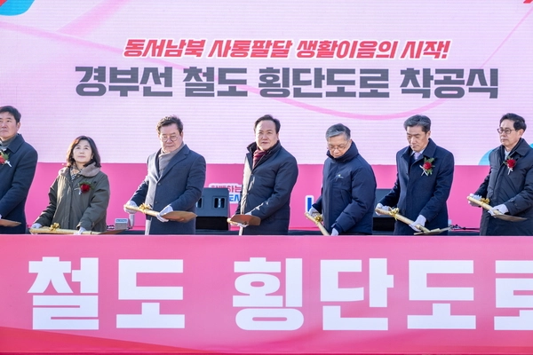 이권재 오산시장이 지난해 12월 오산 계성제지 부지 남측 일원에서 열린 ‘경부선 철도 횡단도로 착공식’에 참석해 기념 시삽을 하고 있다. /오산시 제공