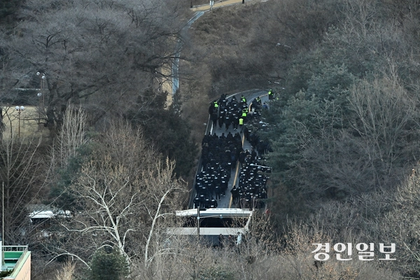 고위공직자범죄수사처(공수처)와 경찰이 윤석열 대통령에 대한 2차 체포영장 집행에 나선 15일 서울 용산구 한남동 대통령 관저에서 경찰 병력이 2차 저지선을 넘어 진입하고 있다. 2025.1.15 /조재현기자 jhc@kyeongin.com