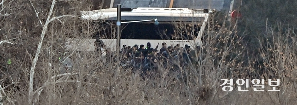 윤석열 대통령을 체포한 고위공직자범죄소사처와 경찰 병력이 15일 오전 서울 용산구 한남동 관저 인근 3차 저지선을 넘어 관저로 이동하고 있다. 2025.1.15 조재현기자 jhc@kyeongin.com
