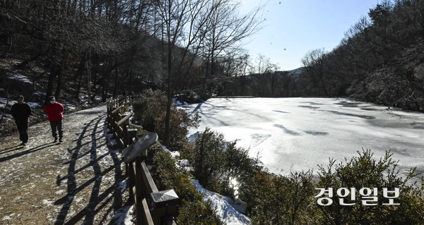 15일 오후 수원시 장안구 광교산저수지가 겨울철 영하의 날씨에도 불구하고 햇볕에 일부 녹아 흐르고 있다. 2025.1.15 /이지훈기자 jhlee@kyeongin.com