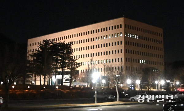 윤석열 대통령에 대한 고위공직자범죄수사처·경찰의 2차 체포영장 집행이 임박한 가운데 15일 새벽 정부과천청사 고위공직자범죄수사처 건물에 불이 켜져있다. 2025.1.15 /최은성기자 ces7198@kyeongin.com
