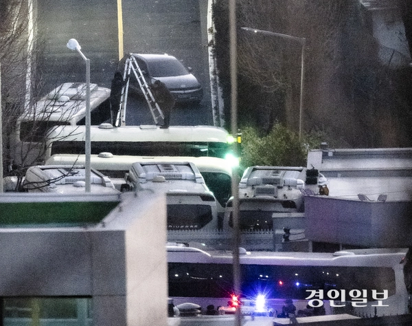 공조수사본부가 내란 우두머리 혐의로 윤석열 대통령의 체포영장을 집행한 15일 오전 서울 용산구 한남동 대통령 관저 입구에서 수사관들이 사다리로 경내에 진입하고 있다. 2025.1.15 /이지훈기자 jhlee@kyeongin.com