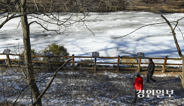 15일 오후 수원시 장안구 광교산저수지가 겨울철 영하의 날씨에도 불구하고 햇볕에 일부 녹아 흐르고 있다. 2025.1.15 /이지훈기자 jhlee@kyeongin.com