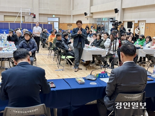 여주시는 지난 14일 금사면 이포권역행복센터에서 열린 ‘2025년 새해 시민과의 대화’를 성황리에 개최했다. 사진은 수변 주민지원사업비 삭감에 대한 대책을 질의하는 박선학 금사면 주민자치위원장 2025.1.14 여주/양동민기자 coa007@kyeongin.com