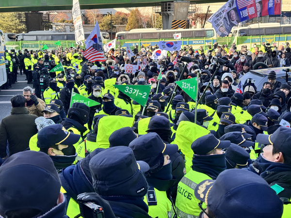 15일 서울 용산구 한남동 대통령 관저 인근에 윤석열 대통령 지지자들이 모여 집회를 하고 있다. 2025.1.15 /한규준기자 kkyu@kyeongin.com