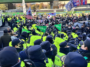 윤대통령 탄핵 찬반 집회… 큰 물리적 충돌 없어