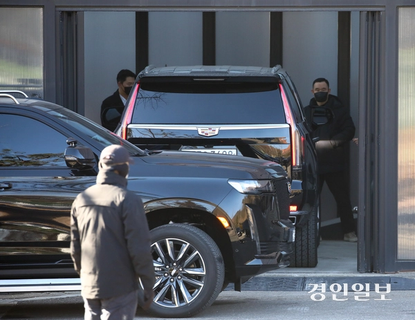 윤석열 대통령 체포영장 집행이 진행된 15일 오전 윤 대통령이 탑승한 차량이 과천시 정부과천청사 고위공직자범죄수사처 청사로 들어서고 있다. 2025.1.15 /최은성기자 ces7198@kyeongin.com