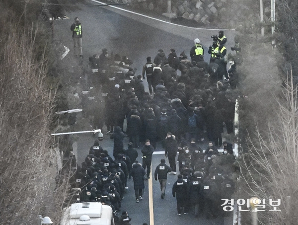 공조수사본부가 내란 우두머리 혐의로 윤석열 대통령의 체포영장을 집행한 15일 오전 서울 용산구 한남동 대통령 관저에서 수사관들이 진입하고 있다. 2025.1.15 /이지훈기자 jhlee@kyeongin.com