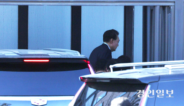 윤석열 대통령 체포영장 집행이 진행된 15일 오전 윤 대통령이 탑승한 차량이 과천시 정부과천청사 고위공직자범죄수사처 청사로 들어서고 있다. 2025.1.15 /최은성기자 ces7198@kyeongin.com