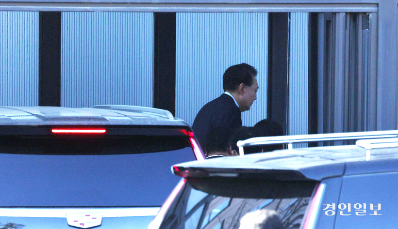 윤석열 대통령 체포영장 집행이 진행된 15일 오전 윤 대통령이 탑승한 차량이 과천시 정부과천청사 고위공직자범죄수사처 청사로 들어서고 있다. 2025.1.15 /최은성기자 ces7198@kyeongin.com