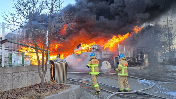 15일 오전 7시38분께 화성시 마도면의 한 자원순환시설에서 불이 났다.2025.1.15 /경기도소방재난본부 제공