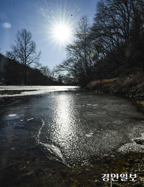 15일 오후 수원시 장안구 광교산저수지가 겨울철 영하의 날씨에도 불구하고 햇볕에 일부 녹아 흐르고 있다. 2025.1.15 /이지훈기자 jhlee@kyeongin.com