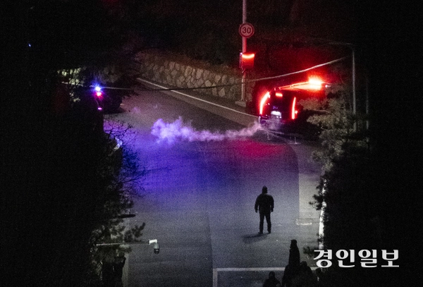 공조수사본부가 내란 우두머리 혐의로 윤석열 대통령의 체포영장을 집행한 15일 새벽 서울 용산구 한남동 대통령 관저 경내에서 차량이 이동하고 있다. 2025.1.15 /이지훈기자 jhlee@kyeongin.com