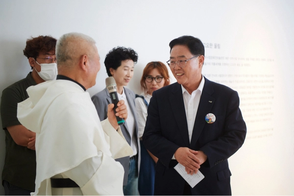 강수현 양주시장(오른쪽)이 지난해 8월 양주시립장욱진미술관 개관 10주년 기념전에 참석해 관계자들과 이야기를 나누고 있다. /양주시 제공