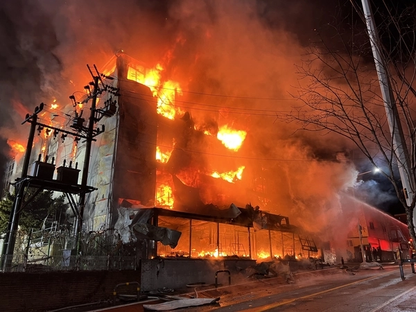 지난 14일 오후 8시38분께 의정부 용현산단 내 한 공장에서 불이 나 소방당국이 진화작업을 벌이고 있다. 2025.1.14 /경기북부소방재난본부 제공