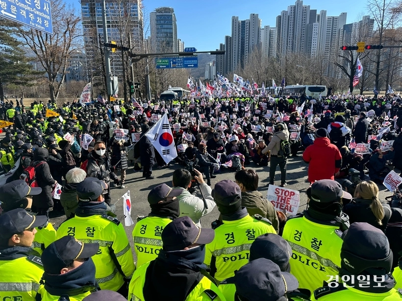 15일 오후 고위공직자범죄수사처가 있는 정부과천청사 정문 앞에서 윤석열 대통령 지지자들이 모여 집회를 하고 있다. 2025.1.15 /목은수기자wood@kyeongin.com