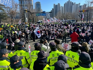 공수처로 이동한 윤 대통령 지지자들 “철야집회도 불사”