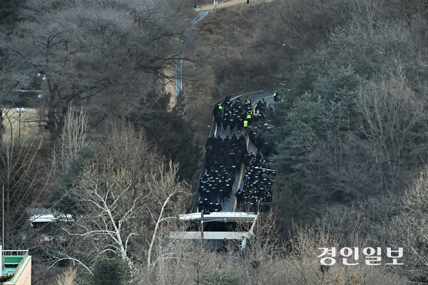 고위공직자범죄수사처(공수처)와 경찰이 윤석열 대통령에 대한 2차 체포영장 집행에 나선 15일 용산구 한남동 대통령 관저에서 경찰 병력이 2차 저지선을 넘어 진입하고 있다. 2025.1.15 /조재현기자 jhc@kyeongin.com