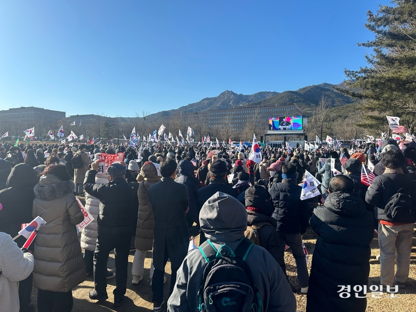 15일 고위공직자범죄수사처 인근 운동장에서 열린 윤석열 대통령의 지지 집회에서 전광훈 사랑제일교회 목사가 무대에 올라 발언하고 있다. 2025.1.15 /목은수기자wood@kyeongin.com