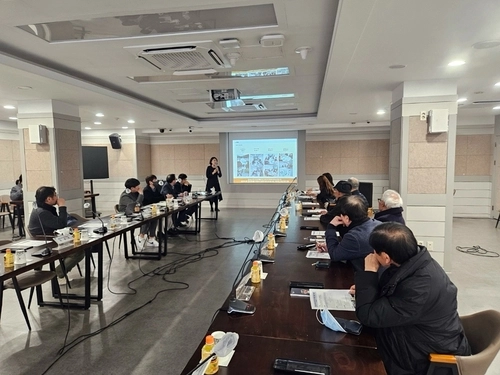 지난 13일 의정부시청에서 보훈단체와 지역 주민이 함께 참여하는 ‘현충탑 메모리얼 파크 조성 워킹그룹 회의’가 열리고 있다. 2025.1.15 /의정부시 제공