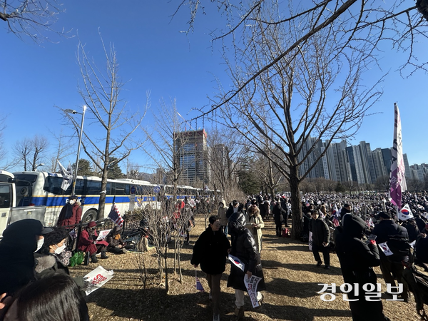 15일 공수처가 있는 과천시 정부청사 정문 앞에 경찰 차벽이 길게 늘어서 있다. 2025.1.15 /목은수기자 wood@kyeongin.com