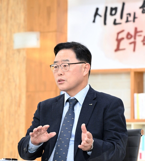 강수현 양주시장은 “변화에 한발 앞서 대응하고 주도적으로 길을 개척하는 응변창신(應變創新)의 자세로 흔들림 없는 시정을 펼치겠다”고 신년포부를 밝혔다. /양주시 제공