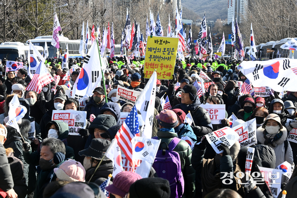 윤석열 대통령 체포영장 집행이 진행된 15일 오후 과천시 정부과천청사 앞에서 윤 대통령 지지자들이 탄핵 반대 집회를 하고 있다. 2025.1.15 /최은성기자 ces7198@kyeongin.com