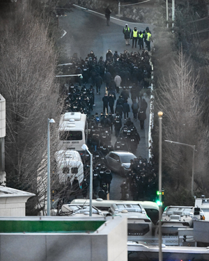 공수처·경찰, 1·2·3차 저지선 뚫고 관저 초소 진입