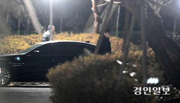 윤석열 대통령에 대한 고위공직자범죄수사처·경찰의 2차 체포영장 집행이 임박한 가운데 15일 새벽 정부과천청사 고위공직자범죄수사처에서 관계자들이 차량을 타고 빠져나오고 있다. 2025.1.15 /최은성기자 ces7198@kyeongin.com