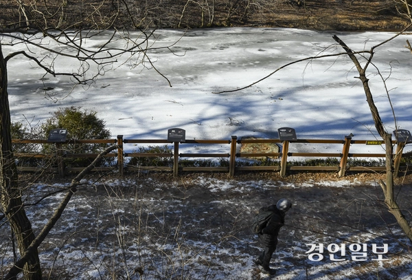 15일 오후 수원시 장안구 광교산저수지가 겨울철 영하의 날씨에도 불구하고 햇볕에 일부 녹아 흐르고 있다. 2025.1.15 /이지훈기자 jhlee@kyeongin.com