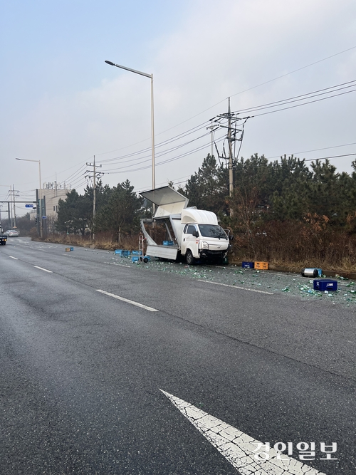 14일 오전 8시38분께 인천 서구 청라동에서 한 화물차량이 도로에서 미끄러지는 사고가 났다. 2025.1.14 /인천소방본부 제공