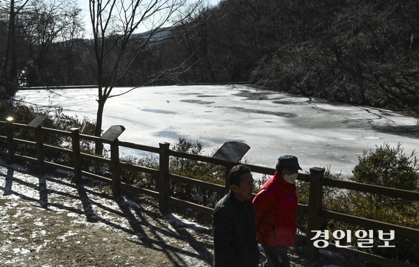 15일 오후 수원시 장안구 광교산저수지가 겨울철 영하의 날씨에도 불구하고 햇볕에 일부 녹아 흐르고 있다. 2025.1.15 /이지훈기자 jhlee@kyeongin.com
