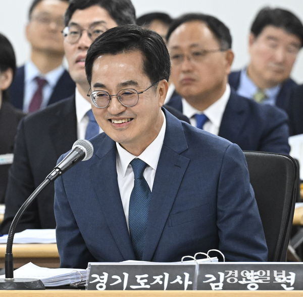 김동연 경기도지사가 지난해 10월 14일 오전 경기도청 율곡홀에서 열린 국회 행정안전위원회의 경기도 국정감사에서 발언하고 있다. 2024.10.14 /이지훈기자 jhlee@kyeongin.com