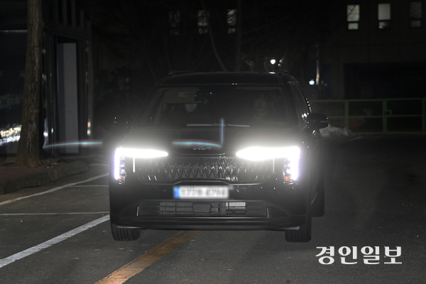 윤석열 대통령에 대한 고위공직자범죄수사처·경찰의 2차 체포영장 집행이 임박한 가운데 15일 새벽 정부과천청사 고위공직자범죄수사처에서 관계자들이 차량을 타고 빠져나오고 있다. 2025.1.15 /최은성기자 ces7198@kyeongin.com