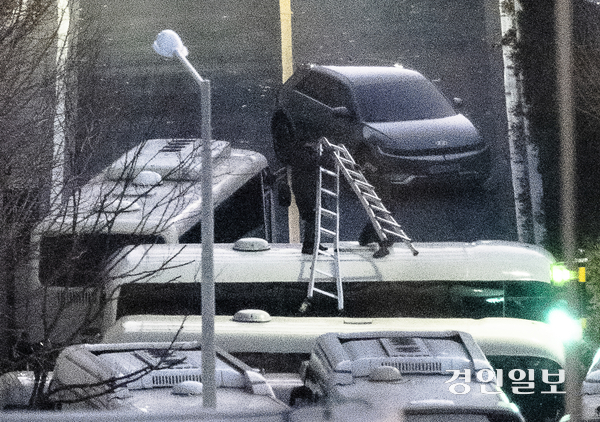 윤석열 대통령이 내란 우두머리 혐의로 체포된 15일 오전 7시31분께 수사관들이 사다리를 이용해 차벽을 넘은 뒤 1차 저지선을 통과하고 있다. 2025.1.15 /이지훈기자 jhlee@kyeongin.com