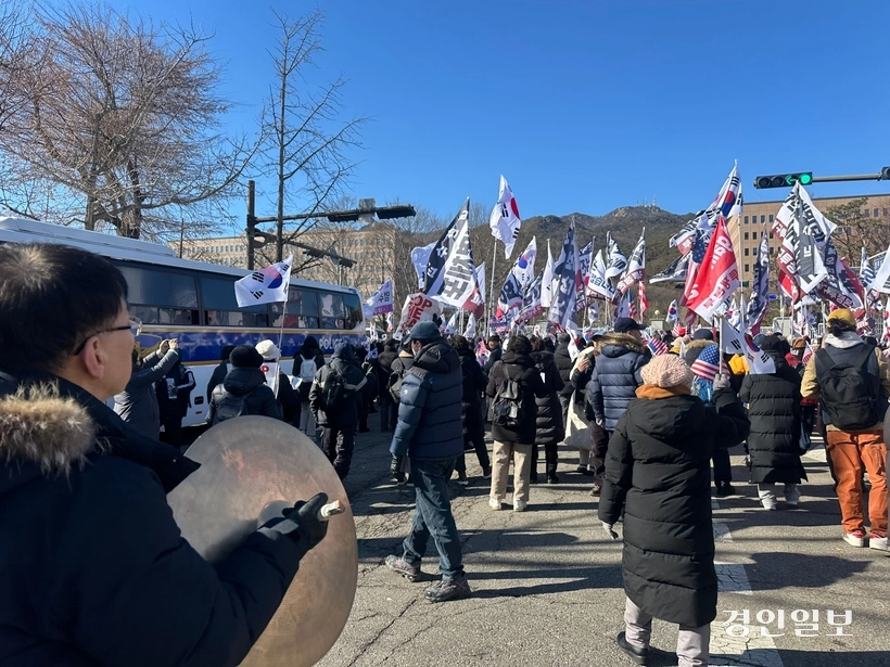 15일 고위공직자범죄수사처 인근에서 윤석열 대통령 지지자들이 집회를 열고 있다. 2025.1.15 /목은수기자wood@kyeongin.com