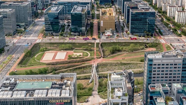 성남시가 복합개발을 추진 중인 판교 유휴부지 중 한 곳으로 3040 주택 646세대, 창업센터, 각종 주민편의시설 등이 들어설 예정인 삼평동 봇들저류지 부지 전경. /성남시 제공