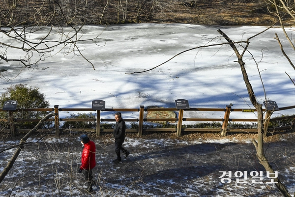 15일 오후 수원시 장안구 광교산저수지가 겨울철 영하의 날씨에도 불구하고 햇볕에 일부 녹아 흐르고 있다. 2025.1.15 /이지훈기자 jhlee@kyeongin.com